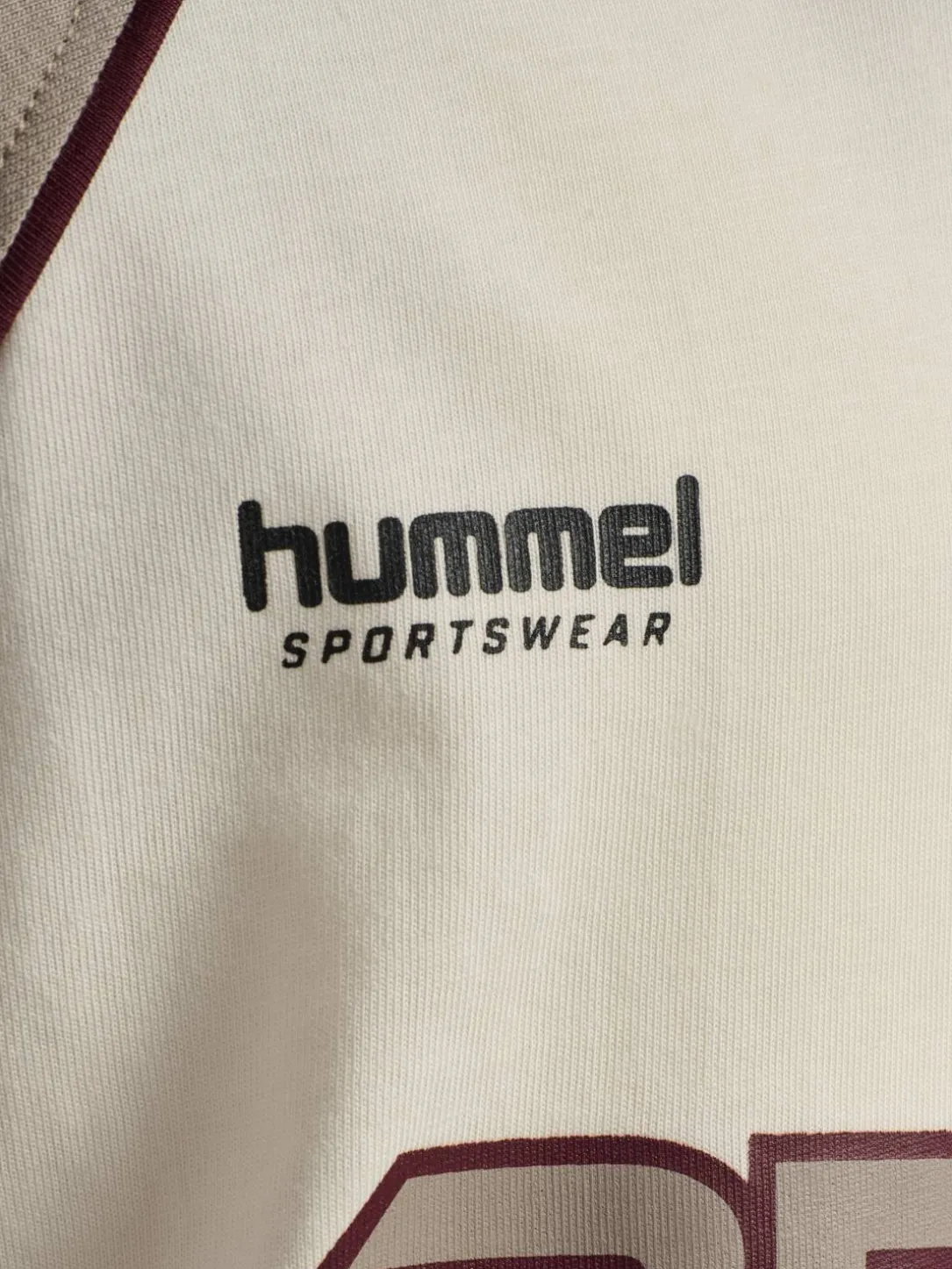 hmlJR REG V-NECK BEES T-SHIRT S/S