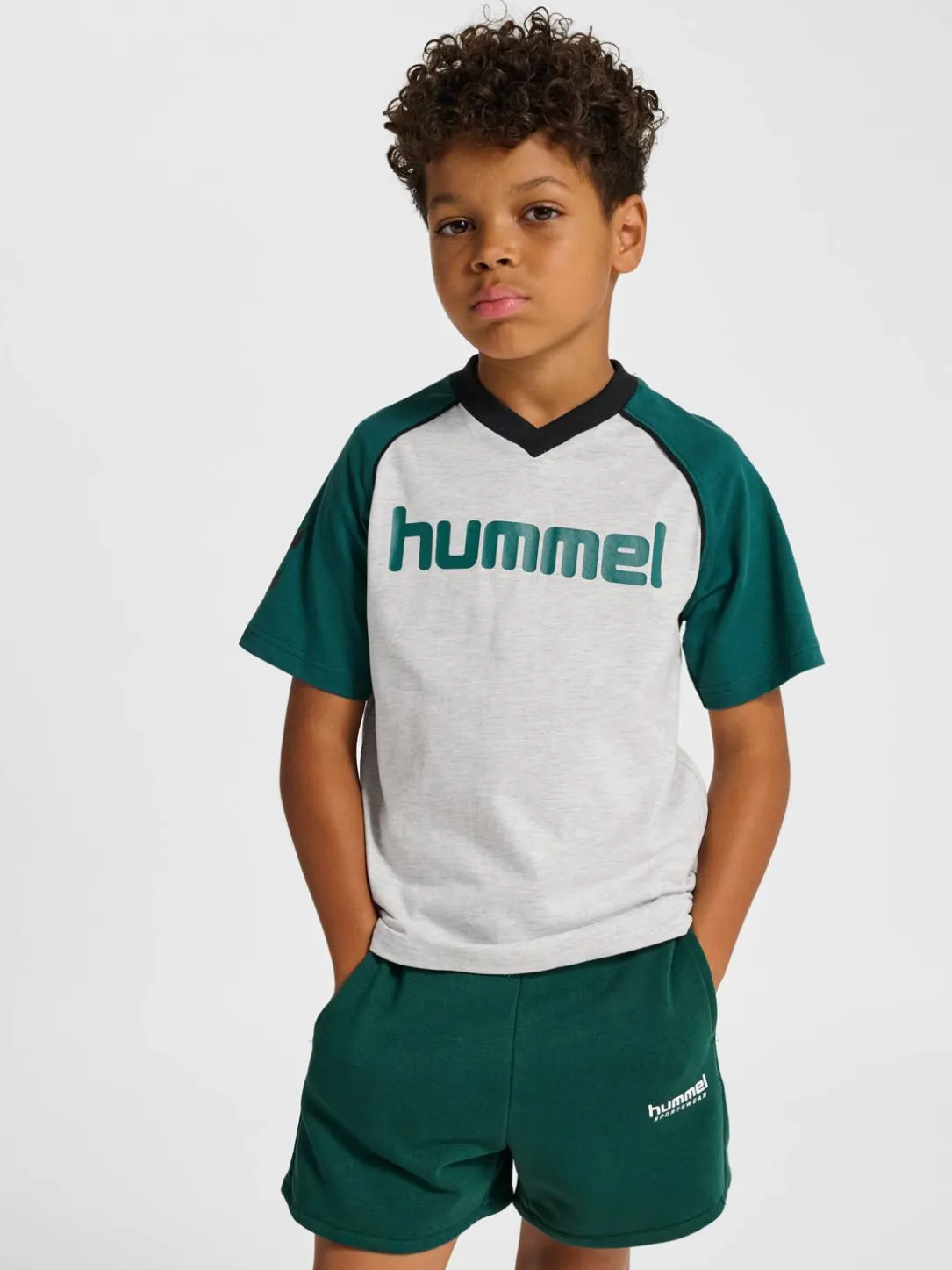 hmlJR REG V-NECK T-SHIRT SS